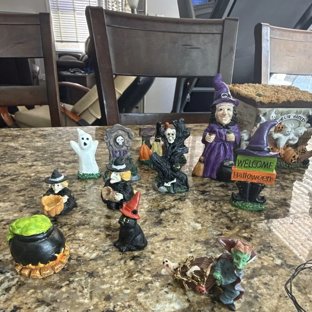 Lot Halloween Mini Figurine Set w/ Lighted Pumpkin, Witch, Ghost, Vampire.